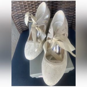 Wedopus Women Pumps Closed Toe Low Heel Lace Ribbon Tie Bride Shoes Size 8 Ivory